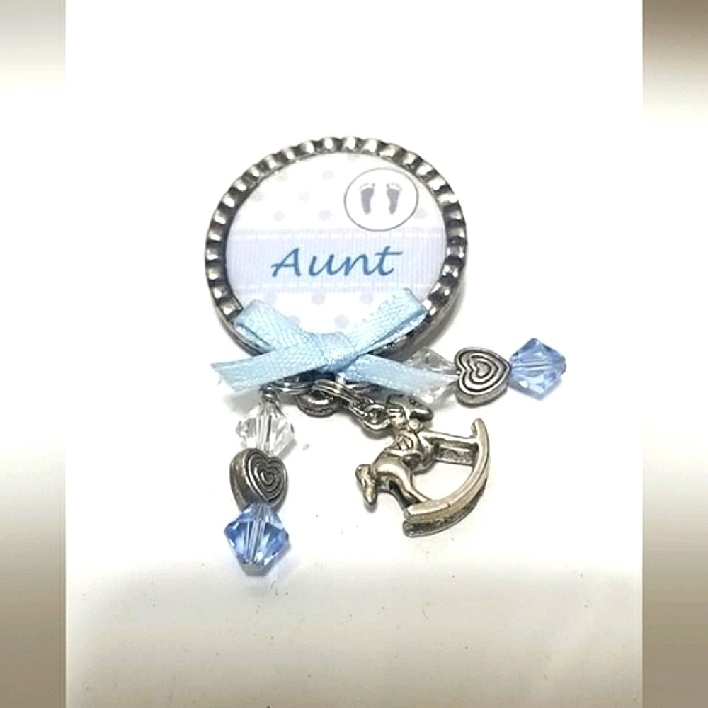 "Aunt" Badge Clip. 🌴